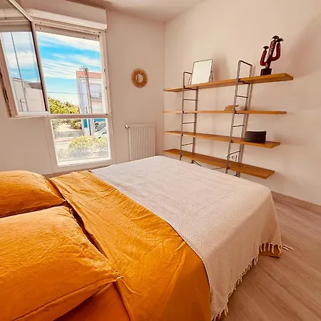 2 * La Rochelle (Charente-Maritime)